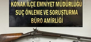 Konak'ta evinde uyuşturucu madde ve silah ele geçirilen kişi gözaltına alın...