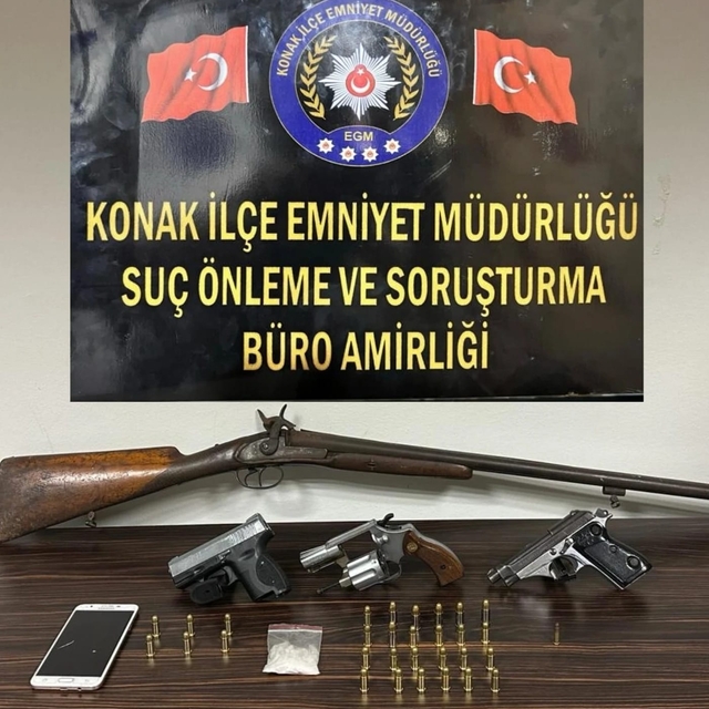 Konak'ta evinde uyuşturucu madde ve silah ele geçirilen kişi gözaltına alın...