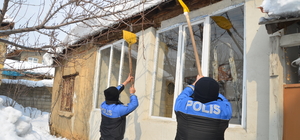 Hakkari'de polis ekipleri, karla mücadele eden vatandaşlara yardım ediyor