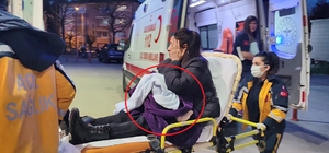 Ön koltukta ağlayan bebeğiyle ilgilenirken, yola çıkan 2 çocuğa çarptı: 4 y...