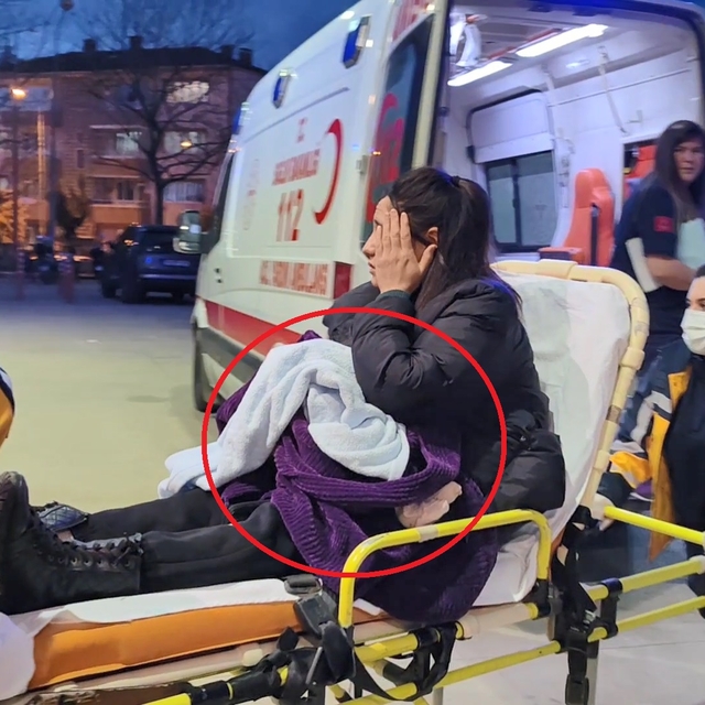 Ön koltukta ağlayan bebeğiyle ilgilenirken, yola çıkan 2 çocuğa çarptı: 4 y...