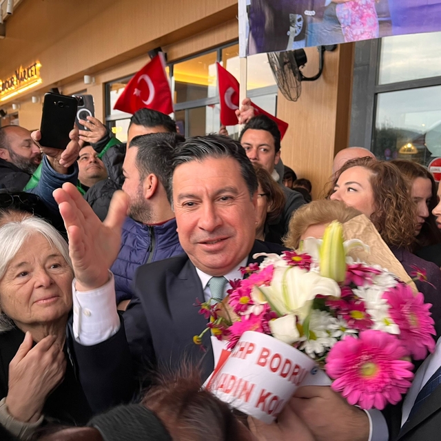 CHP'nin Muğla Büyükşehir Belediye Başkan adayı Aras, partililer tarafından...