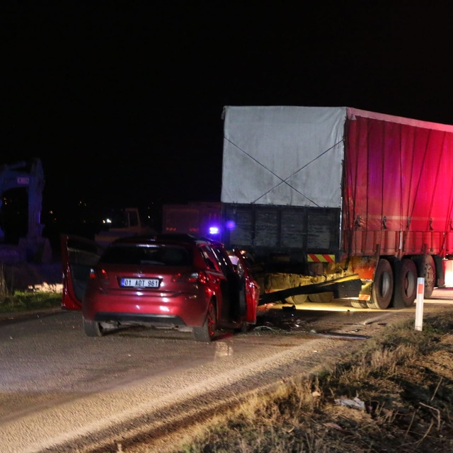 Otomobil, kamyona arkadan çarptı: 1 ölü