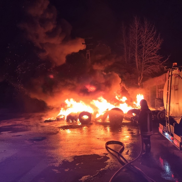 İş yeri önündeki lastikler ve hafif ticari araç yandı