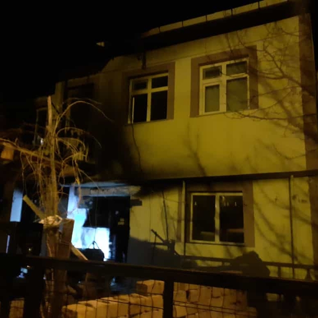 Nallıhan'da çıkan yangında 2 katlı ev zarar gördü