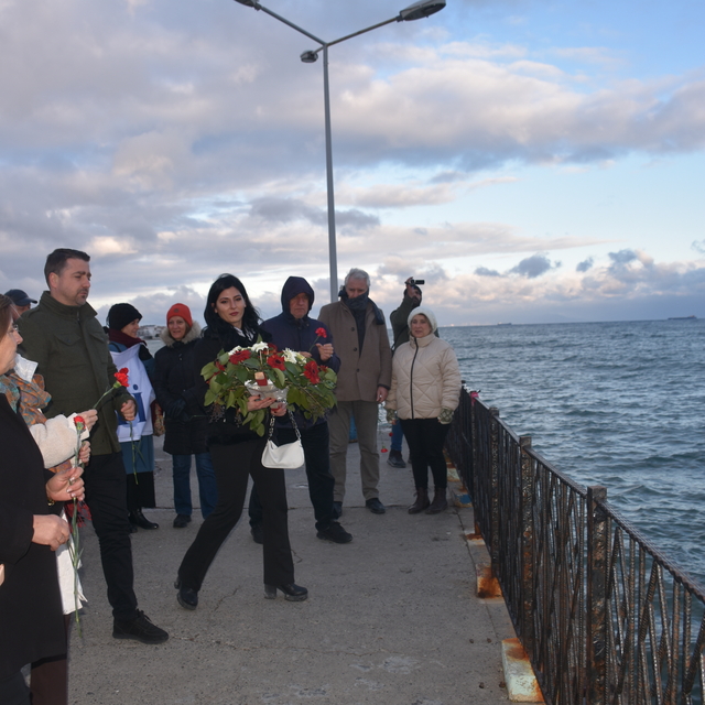 Tekirdağ'da mübadiller atalarını denize karanfil bırakarak andı