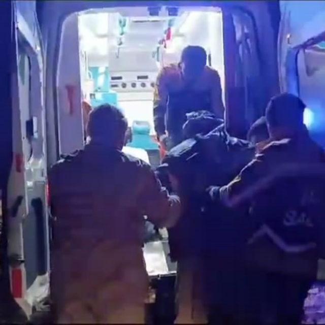 Kapanan yol 2 saatlik çalışma ile açıldı; hasta hastaneye götürüldü