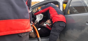 Tokat'ta kaza yapan araçta sıkışan yaralı sürücüyü itfaiye kurtardı