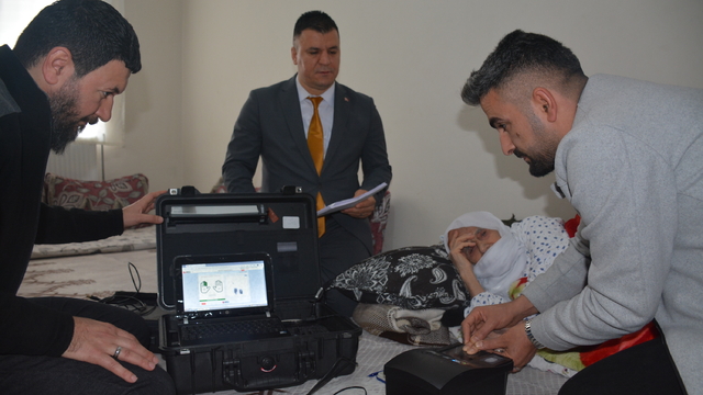 Engelli ve yaşlılar için `Gezici Kayıt Terminali Sistemi´