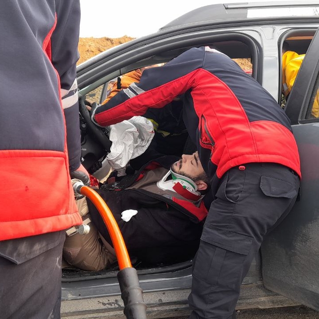 Tokat'ta kaza yapan araçta sıkışan yaralı sürücüyü itfaiye kurtardı