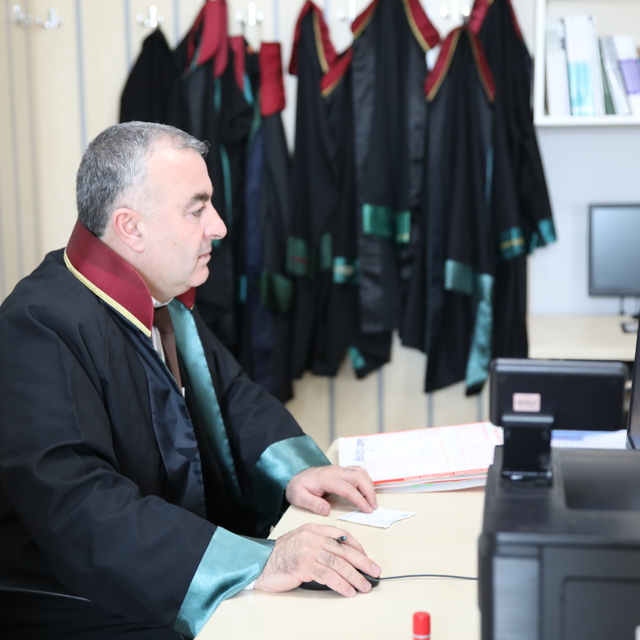 On yıl şoför olarak çalıştığı adliyede üç yıldır avukatlık yapıyor