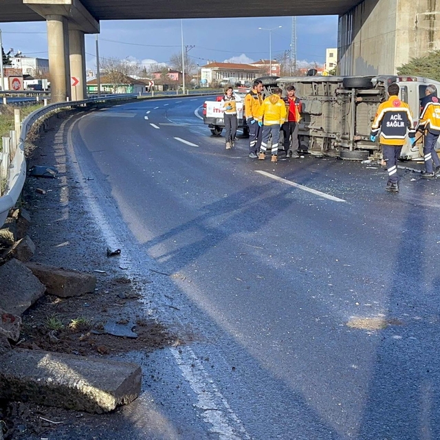 Minibüs, bariyere çarpıp devrildi: 1 ölü, 1 yaralı
