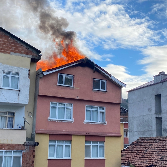 Sinop'ta 4 katlı binada çıkan yangın hasara yol açtı