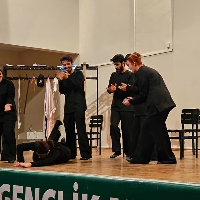 Bulanık'ta "Oy Tabip" adlı tiyatro oyunu sahnelendi