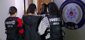 Bitlis'te 10 kilo 190 gram sentetik uyuşturucuyla yakalanan yabancı uyruklu...