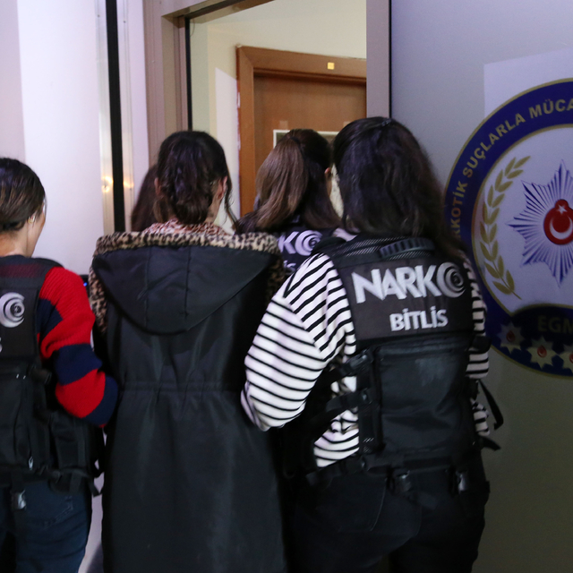 Bitlis'te 10 kilo 190 gram sentetik uyuşturucuyla yakalanan yabancı uyruklu...