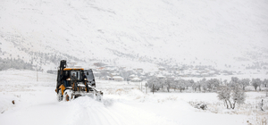 Antalya'nın yüksek kesimlerinde bazı mahalle yolları kardan ulaşıma kapandı 