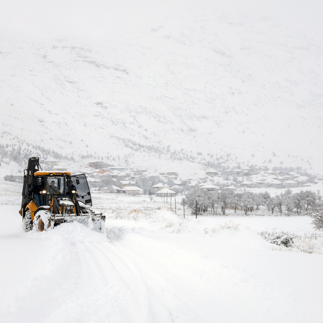 Antalya'nın yüksek kesimlerinde bazı mahalle yolları kardan ulaşıma kapandı...