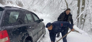 Yalova'da kar nedeniyle yayla yolunda mahsur kalan aile kurtarıldı