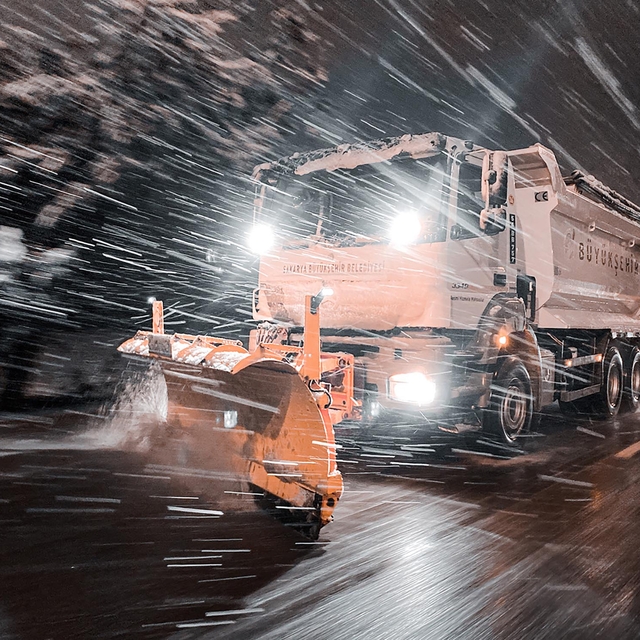 Sakarya Büyükşehir, kardan kapanan yollarda çalışmalarını tamamladı