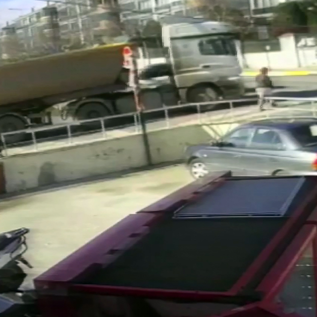 Kamyonun çarptığı kadın öldü; kaza kamerada