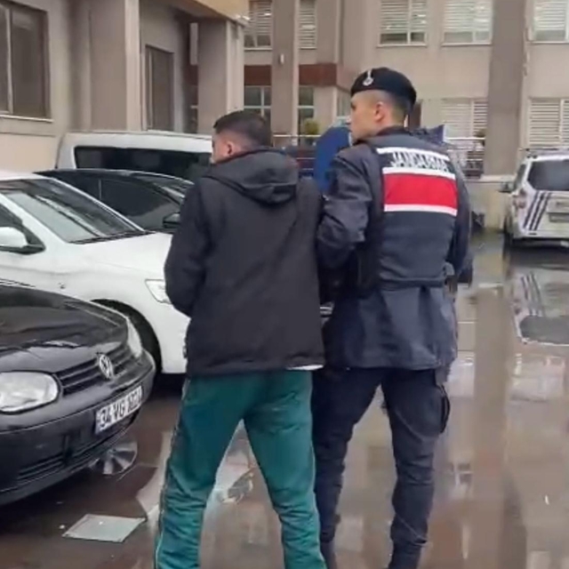 Tekirdağ'da dinlenme tesisinde bir kadının çantasını gasbeden 2 şüpheli tut...