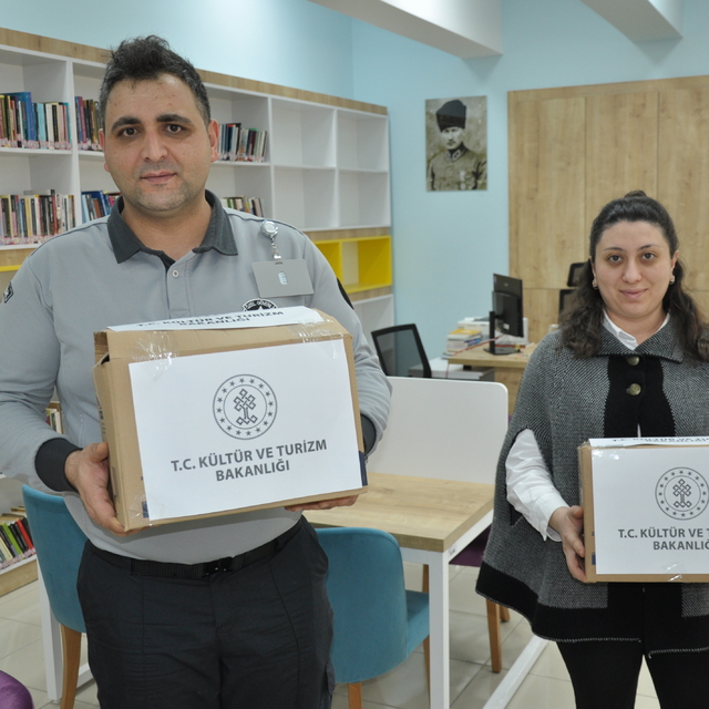 Gümüşhacıköy Devlet Hastanesi'nde hasta ve hasta yakınları için kitaplık ku...
