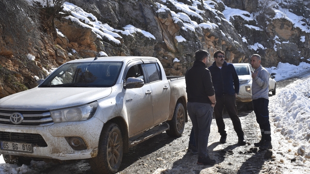 Bitlis'te elektrik arıza ekibinin çamura saplanan aracı iş makinesiyle çıkarıldı
