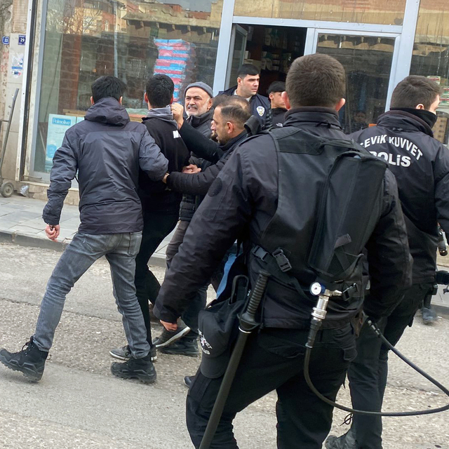 Akraba ailelerin arazi kavgası; 3 yaralı