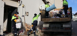 Aydın'da daha önce 4 kez temizlenen evden 3 kamyon çöp çıktı