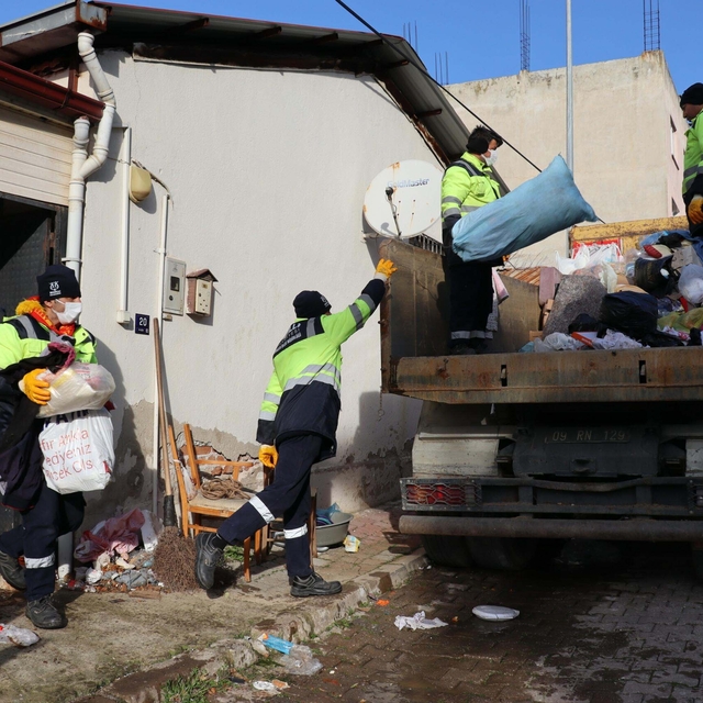 Aydın'da daha önce 4 kez temizlenen evden 3 kamyon çöp çıktı