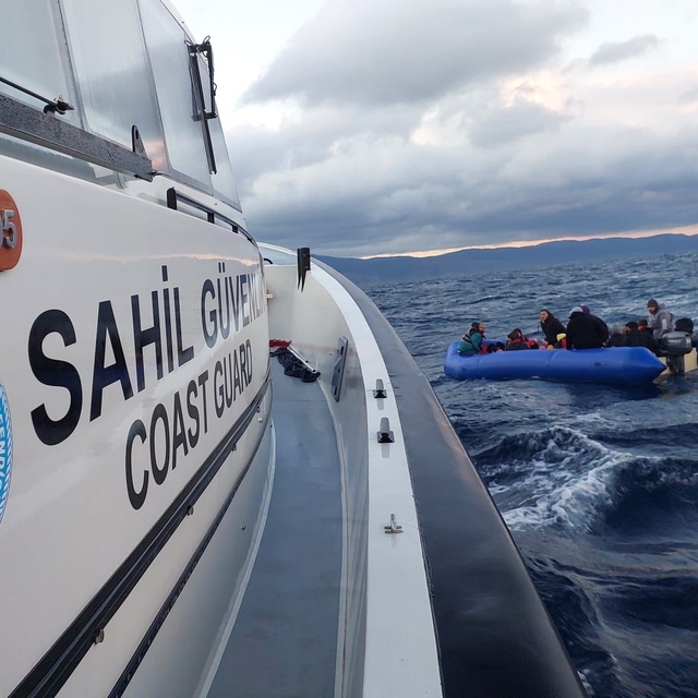 Çanakkale açıklarında botları arızalanan 38 düzensiz göçmen kurtarıldı