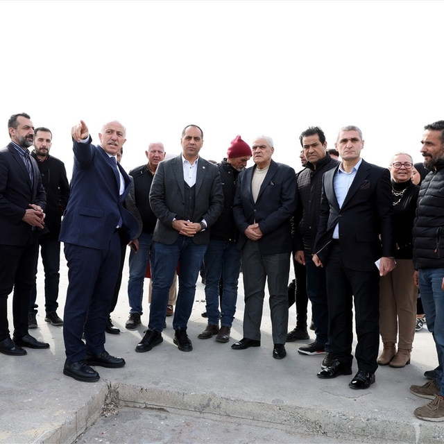 Akdeniz Belediye Başkanı Gültak, esnafa Çamlıbel Su Sporları Merkezi'ni anl...