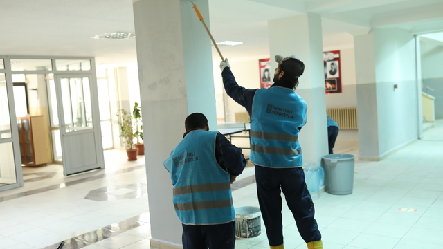 Osmaniye'de denetimli serbestlik yükümlüleri, okulda tadilat yaptı
