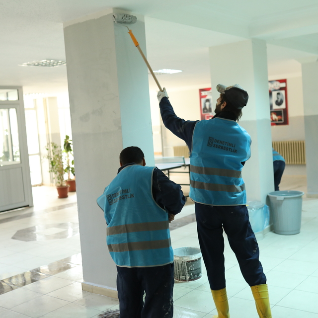 Osmaniye'de denetimli serbestlik yükümlüleri, okulda tadilat yaptı