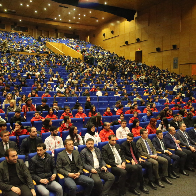 Gençlik ve Spor Bakan Yardımcısı Enes Eminoğlu Diyarbakır'da gençlerle bulu...