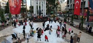 Antalya'da çocuklar kamyonla getirilen karla eğlendi