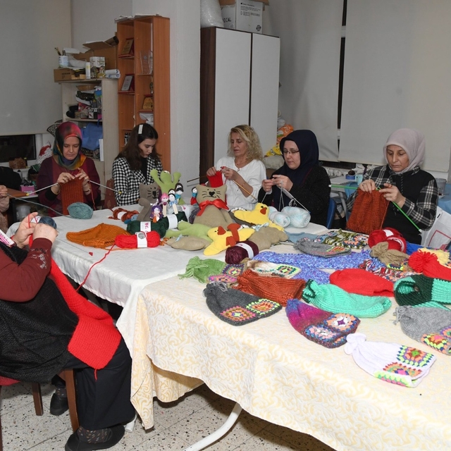 Isparta'da deprem bölgesindeki çocuklara ve öğrencilere yönelik kampanya ba...