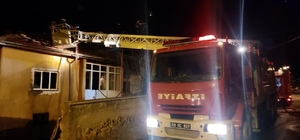 Nevşehir'de bir evin çatısında çıkan yangın söndürüldü