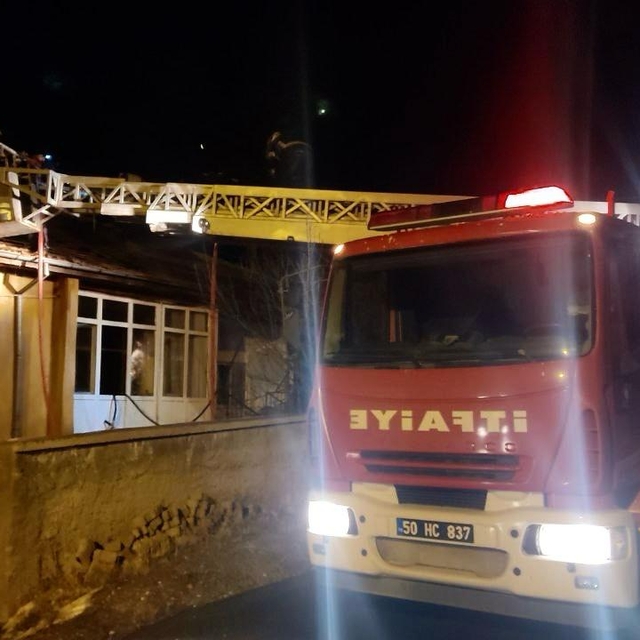 Nevşehir'de bir evin çatısında çıkan yangın söndürüldü