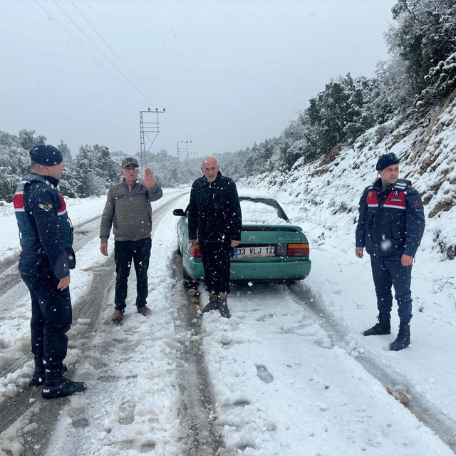 Mersin´de karda mahsur kalanları jandarma kurtardı