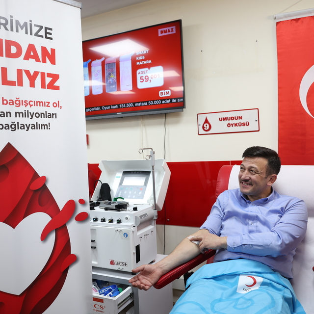 AK Parti İzmir Büyükşehir Belediye Başkan adayı Hamza Dağ, Bayraklı'da sivi...