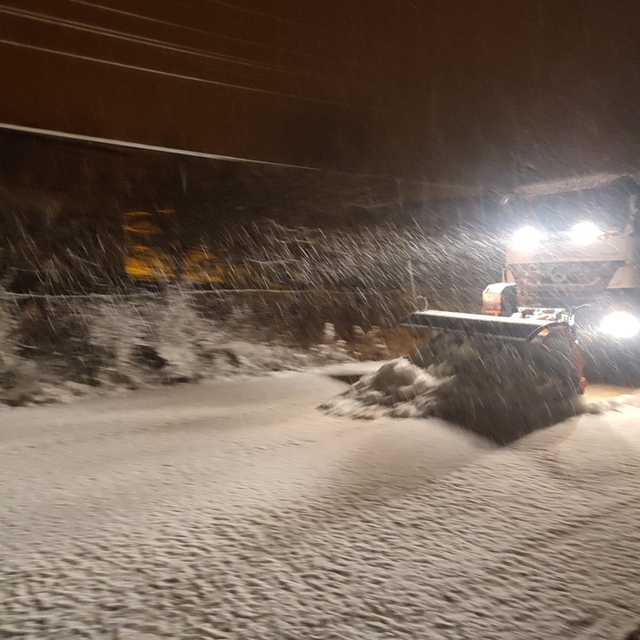 Çamlıyayla'da yollarda kar küreme ve tuzlama çalışması yapıldı
