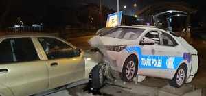 Kontrolden çıkan otomobil, yol kenarındaki maket polis aracına çarptı: 2 ya...