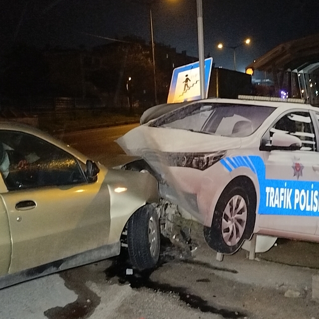 Kontrolden çıkan otomobil, yol kenarındaki maket polis aracına çarptı: 2 ya...