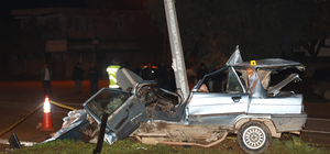 Hatay'da aydınlatma direğine çarpan otomobilin sürücüsü kurtarılamadı