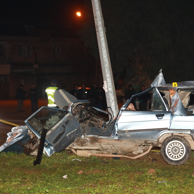 Hatay'da aydınlatma direğine çarpan otomobilin sürücüsü kurtarılamadı