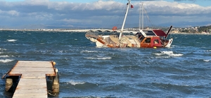 Ayvalık'ta kuvvetli fırtına nedeniyle tekneler alabora oldu