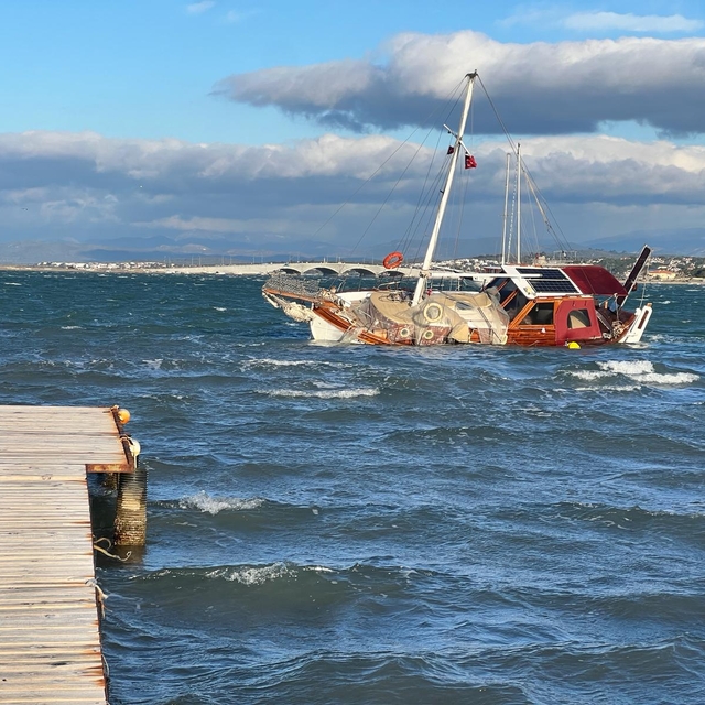 Ayvalık'ta kuvvetli fırtına nedeniyle tekneler alabora oldu