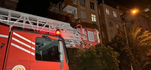 Adana'da apartman dairesinde çıkan yangın hasara neden oldu